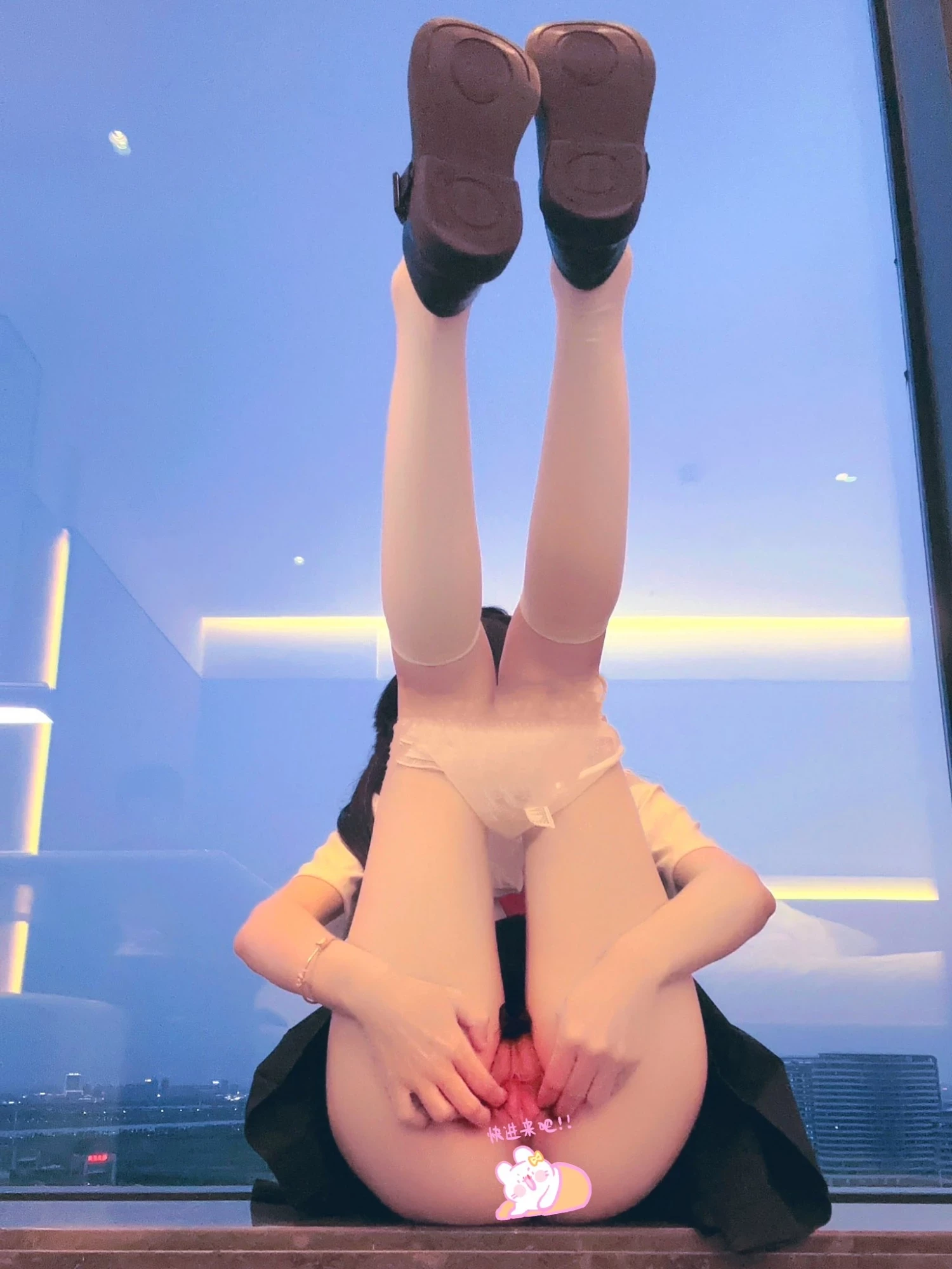 大尺网红解放天性“不断掰开粉穴”看来很饥渴阿 [11P]