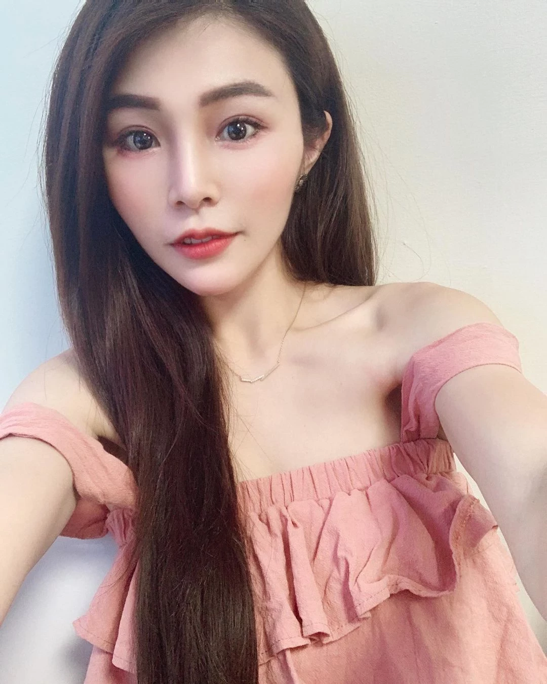 鹅蛋脸正妹吱吱儿 逆天长腿有够火辣比基尼下还有养眼酥胸 [12P]