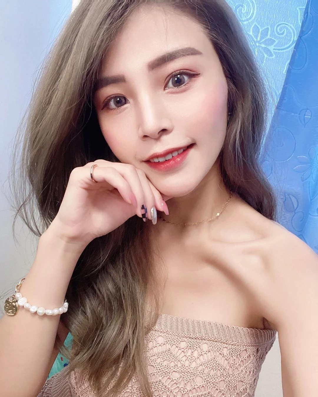 鹅蛋脸正妹吱吱儿 逆天长腿有够火辣比基尼下还有养眼酥胸 [12P]